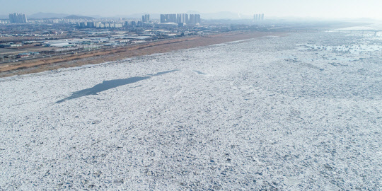 유빙으로 뒤덮인 한강. 연합뉴스